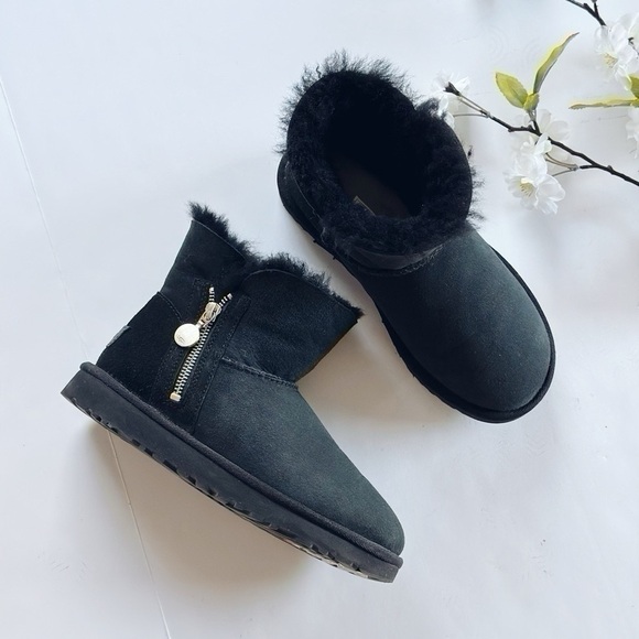 UGG Women’s Bailey Zip Mini Black Boots Size 5 - Picture 4 of 13